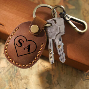 Designed for durability and style, our Personalized Leather AirTag Holder features premium cowhide leather, expert hand-stitching, and a sturdy keyring. Perfect for gifting! #HandmadeLuxury #AirTagCover #GenuineLeatherGoods #PersonalizedEssentials #KeychainAddict #LeatherCraft #ProtectYourTech #GiftForHim