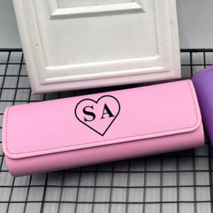 Make their day with a Personalized Vegan Leather Glasses Case! Designed with a mix of modern and vintage flair, it’s a unique gift for Christmas, birthdays, or special anniversaries. #GiftPerfectly #VeganGifts #EyewearAccessories #MinimalistDesign #VintageAndModern #EcoGifting #TrendingGiftIdeas #CustomGifts