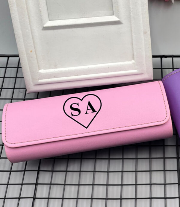 Make their day with a Personalized Vegan Leather Glasses Case! Designed with a mix of modern and vintage flair, it’s a unique gift for Christmas, birthdays, or special anniversaries. #GiftPerfectly #VeganGifts #EyewearAccessories #MinimalistDesign #VintageAndModern #EcoGifting #TrendingGiftIdeas #CustomGifts