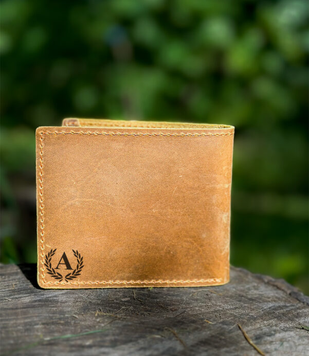 This vintage Italian leather wallet is handcrafted from full-grain hide and personalized with care. A classic bifold design made to last—ideal for birthdays, anniversaries, or wedding gifts. #FullGrainLeather #PersonalizedWallet #GiftForMen #HusbandGiftIdeas #VintageStyle #BifoldDesign #HandcraftedLeather #GeldbeutelLiebhaber #LuxuryEssentials