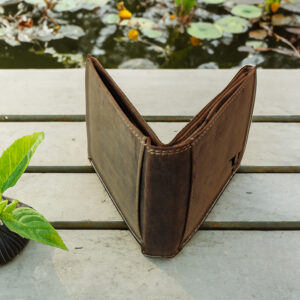 Designed for men who appreciate quality – our personalized wallets are made from authentic vintage horse leather and come equipped with RFID protection. A standout gift for Father’s Day or any occasion. #WalletForMen #CustomMensGift #VintageLeatherWallet #FathersDayGifts2025 #GiftForHim💼 #RFIDProtection #LeatherAccessories #MensGifting #EngravedGift #GiftWithLove