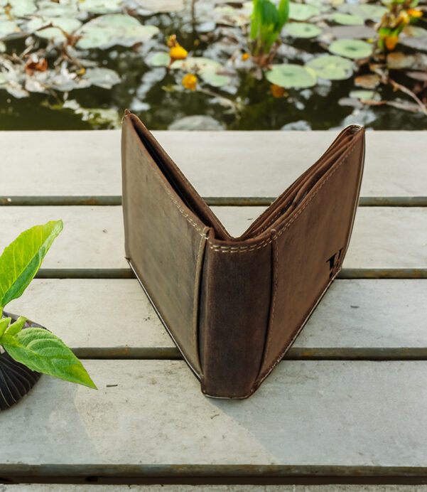 Designed for men who appreciate quality – our personalized wallets are made from authentic vintage horse leather and come equipped with RFID protection. A standout gift for Father’s Day or any occasion. #WalletForMen #CustomMensGift #VintageLeatherWallet #FathersDayGifts2025 #GiftForHim💼 #RFIDProtection #LeatherAccessories #MensGifting #EngravedGift #GiftWithLove