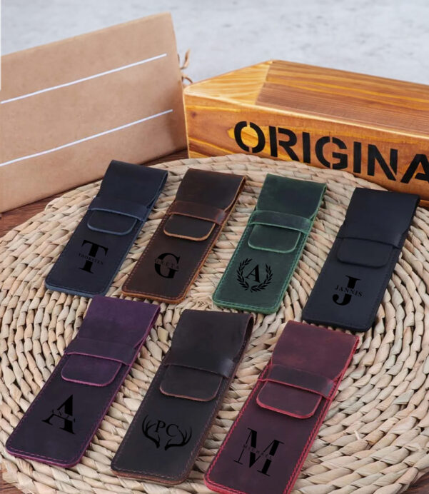 Gift elegance with this personalized horse leather pen sleeve. It’s protective, durable, and handcrafted for people who write with passion and purpose. #ElegantStationery #LeatherPenPouch #HandmadeHorseLeather #CustomGiftForWriters #LederetuiFürStift #BackToWorkEssentials #CreativeGear
