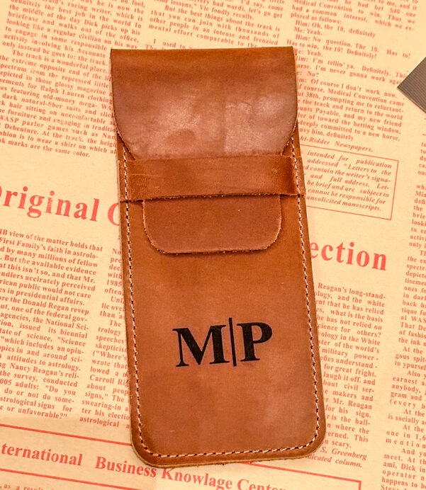 This personalized pencil case is crafted from high-quality horse leather, offering protection and class. Great for gifting to students, artists, or executive professionals. #LeatherPencilSleeve #HorseLeatherCase #PersonalizedGifts2025 #LederetuiHandmade #StationeryEssentials #GiftsForAllAges #WritingToolsStyle