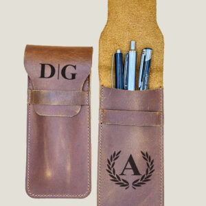 Minimalist, durable, and elegant—this genuine horse leather pen case is handmade and personalized to make it truly yours. A must-have for pen enthusiasts. #MinimalLeatherCase #PenStorageSolution #HandmadeGiftIdea #LeatherAccessories #LederetuiStift #HorsehideCraft #StylishStationery #CustomOfficeGear