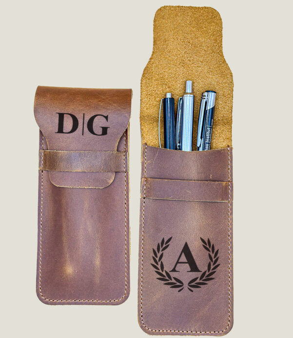 Minimalist, durable, and elegant—this genuine horse leather pen case is handmade and personalized to make it truly yours. A must-have for pen enthusiasts. #MinimalLeatherCase #PenStorageSolution #HandmadeGiftIdea #LeatherAccessories #LederetuiStift #HorsehideCraft #StylishStationery #CustomOfficeGear