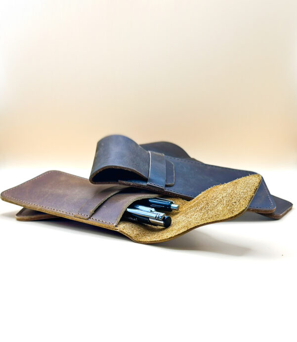 Made from real horse leather, this personalized pen sleeve adds a refined touch to any writing set. Ideal for professionals or creatives who carry their tools with pride. #LeatherPenProtector #StationeryGoals #CustomGiftIdeas #HorseLeatherCase #WritingAccessories #LederetuiStil #LuxuryStationery #PenLoverGift