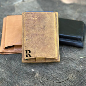 Crafted for convenience, this slim leather wallet features RFID protection and a personal touch. Customizable with a name or initials – ideal for birthdays, Father’s Day, or anniversaries. #CustomGifts #SlimLeatherWallet #RFIDSecure #MensStyle #GiftIdeas2025 #MinimalCarry #WalletDesign #PortemonnaieGift #EverydayEssentials #HisAndHers