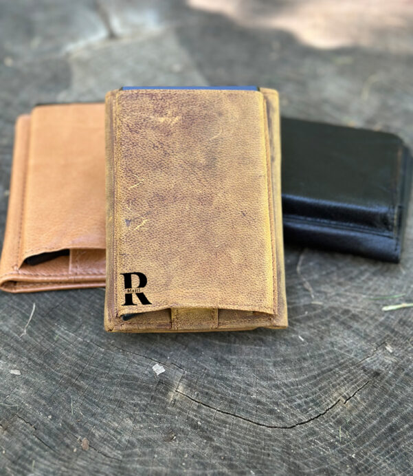 Crafted for convenience, this slim leather wallet features RFID protection and a personal touch. Customizable with a name or initials – ideal for birthdays, Father’s Day, or anniversaries. #CustomGifts #SlimLeatherWallet #RFIDSecure #MensStyle #GiftIdeas2025 #MinimalCarry #WalletDesign #PortemonnaieGift #EverydayEssentials #HisAndHers