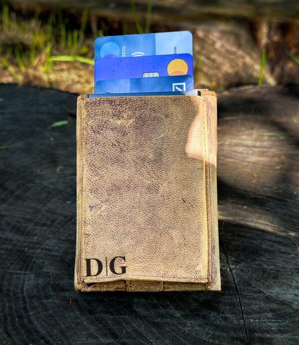 Sleek, smart, and secure — this personalized leather wallet is RFID-protected and ultra-slim. Customize it for him or her with initials or a name. A stylish and thoughtful gift for dads, grads, or anyone who loves functional fashion. #SmartWallet #RFIDWallet #CustomGift #LeatherEssentials #SlimWallet #GiftForHim #GiftForHer #EverydayCarry #TrendingNow #MensAccessories #Portemonnaie #MinimalistStyle