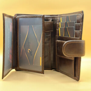 Celebrate style and safety with our Personalized Vintage Trifold Wallet. Designed for those who appreciate fine leather and secure RFID-blocking tech. A perfect birthday or anniversary gift for the one who deserves the best. #LeatherAddict #GiftHimSomethingSpecial #VintageWallet #RFIDShield #MensEssentials #WomensStyle #EverydayCarry2025