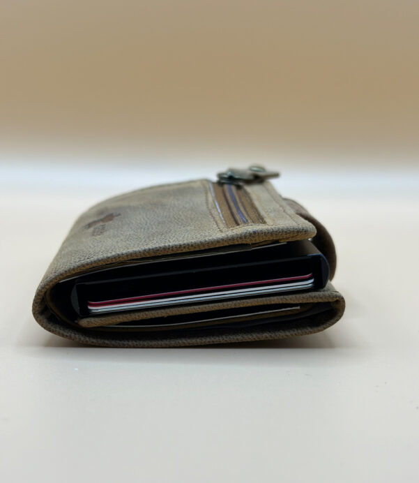 Stay organized in style with this personalized smart wallet. Featuring RFID protection, a coin pocket, and slim design – it's perfect for dads and men who value function and flair. #SlimWallet #RFIDSecure #GiftForMen #CustomGift2025 #LeatherStyle #MensWallet #PersonalizedEssentials #CoinPocketWallet #MinimalCarry #PortemonnaieTrend