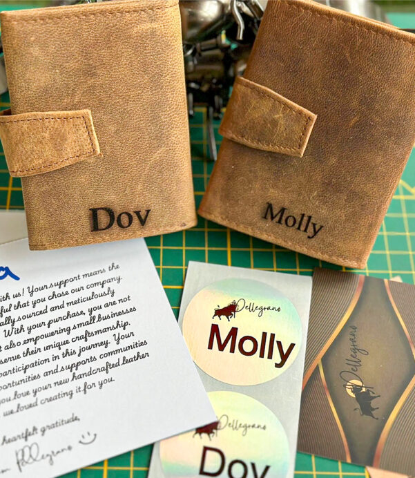 This custom smart wallet blends premium leather, RFID safety, and a coin pocket in a sleek design. Personalize it with initials for a thoughtful gift he’ll carry daily. #CustomLeatherWallet #RFIDWallet #CoinHolder #MensAccessories #GiftForHim #DadGiftIdeas #WalletGoals #MinimalStyle #TrendingNow #PortemonnaieLover