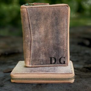 Elevate your essentials with this handmade leather wallet. Personalized and zip-secured, it’s perfect for gifting or upgrading your own carry game. #HandmadeLuxury #UnisexWalletStyle #ZipWalletGoals #CustomGift2025 #ClutchForHimHer #LeatherLove #PortemonnaieDesign #EverydayCarryEssentials