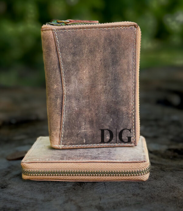 Elevate your essentials with this handmade leather wallet. Personalized and zip-secured, it’s perfect for gifting or upgrading your own carry game. #HandmadeLuxury #UnisexWalletStyle #ZipWalletGoals #CustomGift2025 #ClutchForHimHer #LeatherLove #PortemonnaieDesign #EverydayCarryEssentials