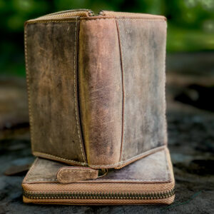 Elegant and secure, this ziparound wallet is handmade from premium leather and can be personalized for a custom touch. Ideal for modern men and stylish women alike. #ZipWallet #PersonalizedLeather #CustomPortemonnaie #UnisexClutch #HandmadeWithLove #FashionForward #GiftGuide2025 #WalletGoals #LeatherObsessed