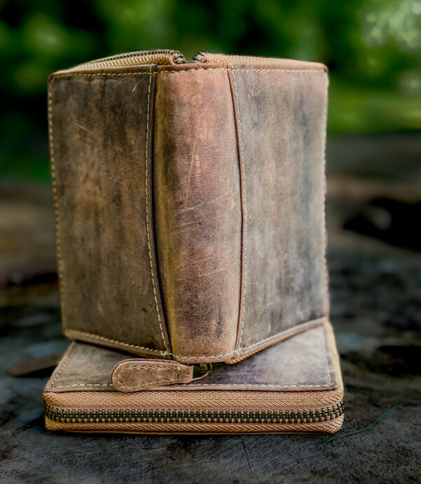 Elegant and secure, this ziparound wallet is handmade from premium leather and can be personalized for a custom touch. Ideal for modern men and stylish women alike. #ZipWallet #PersonalizedLeather #CustomPortemonnaie #UnisexClutch #HandmadeWithLove #FashionForward #GiftGuide2025 #WalletGoals #LeatherObsessed