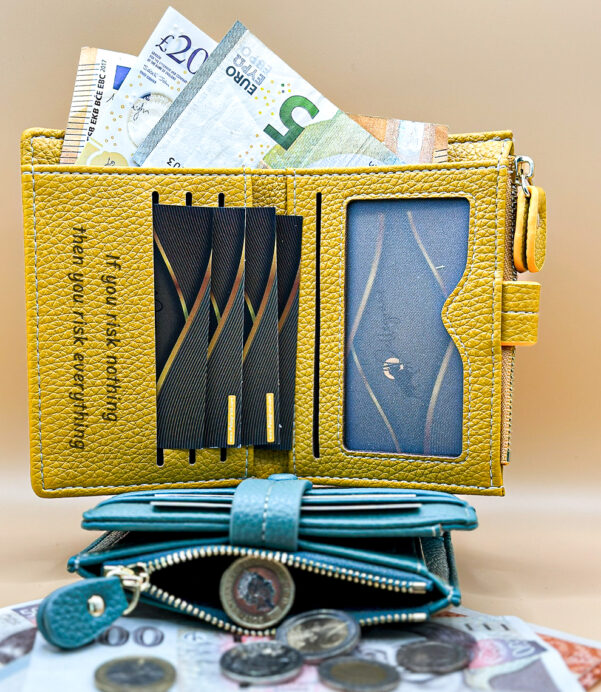 A wallet that says "you’re special." This Personalized Leather Clutch for Women is sleek, elegant, and perfect for any occasion—especially birthdays, anniversaries, or mom gifts. #CustomGiftForHer #WomensLeatherWallet #ChicMinimalist #GiftForMom #ElegantStyle #PortemonnaieLeder #DamenGeschenkidee #TrendyGift
