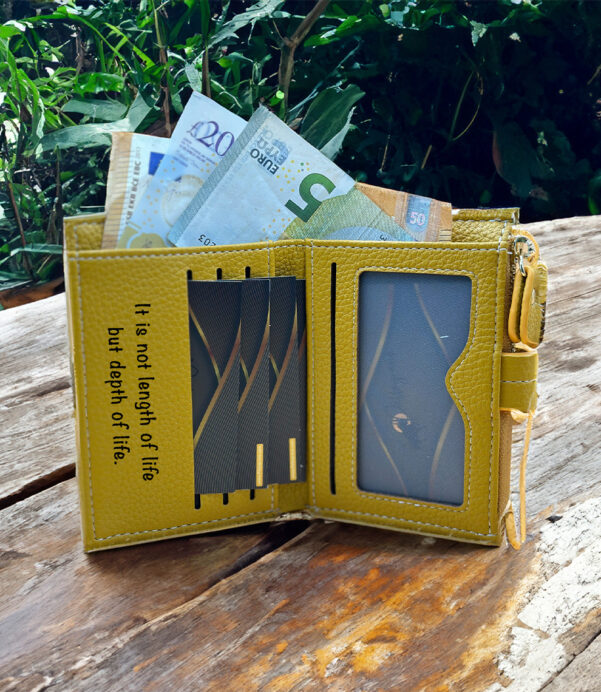 This Personalized Leather Wallet is crafted for women who love elegance and simplicity. A sleek minimalist clutch with a personal touch—perfect for anniversaries, birthdays, or heartfelt gifts. #MinimalistFashion #CustomWallet #GiftForMom #LederPortemonnaie #WomensStyle #AnniversaryGift #GiftIdeas2025 #PersonalTouch